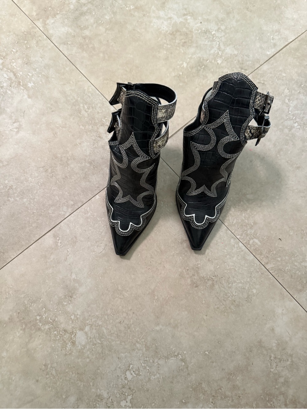 Donald pilsner Giorgi Black Pointed-Toe Cutout Western Booties.